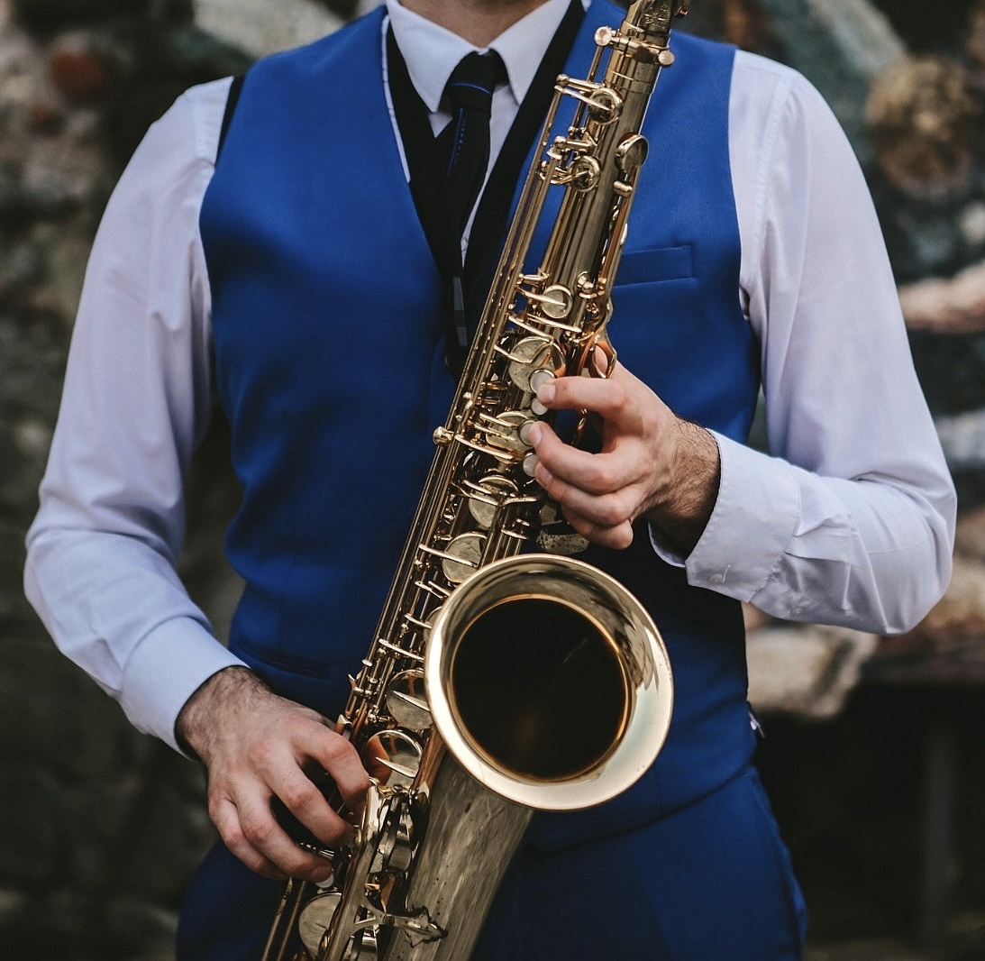 Carlo Rossi in blue with tenor saxophone